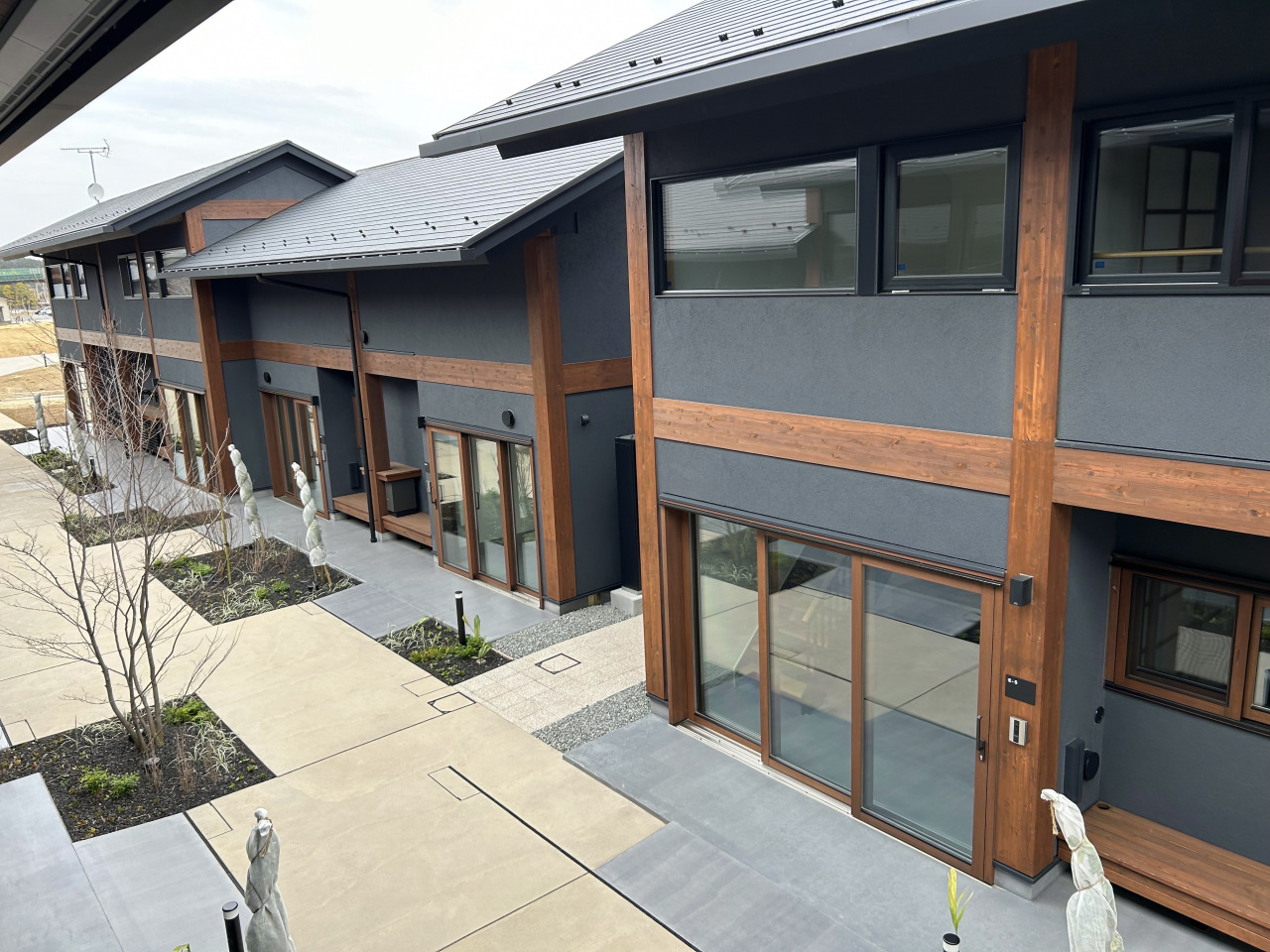 新たな文化や人とのつながりを生み出す暮らしの場、「えきにし住宅」を整備