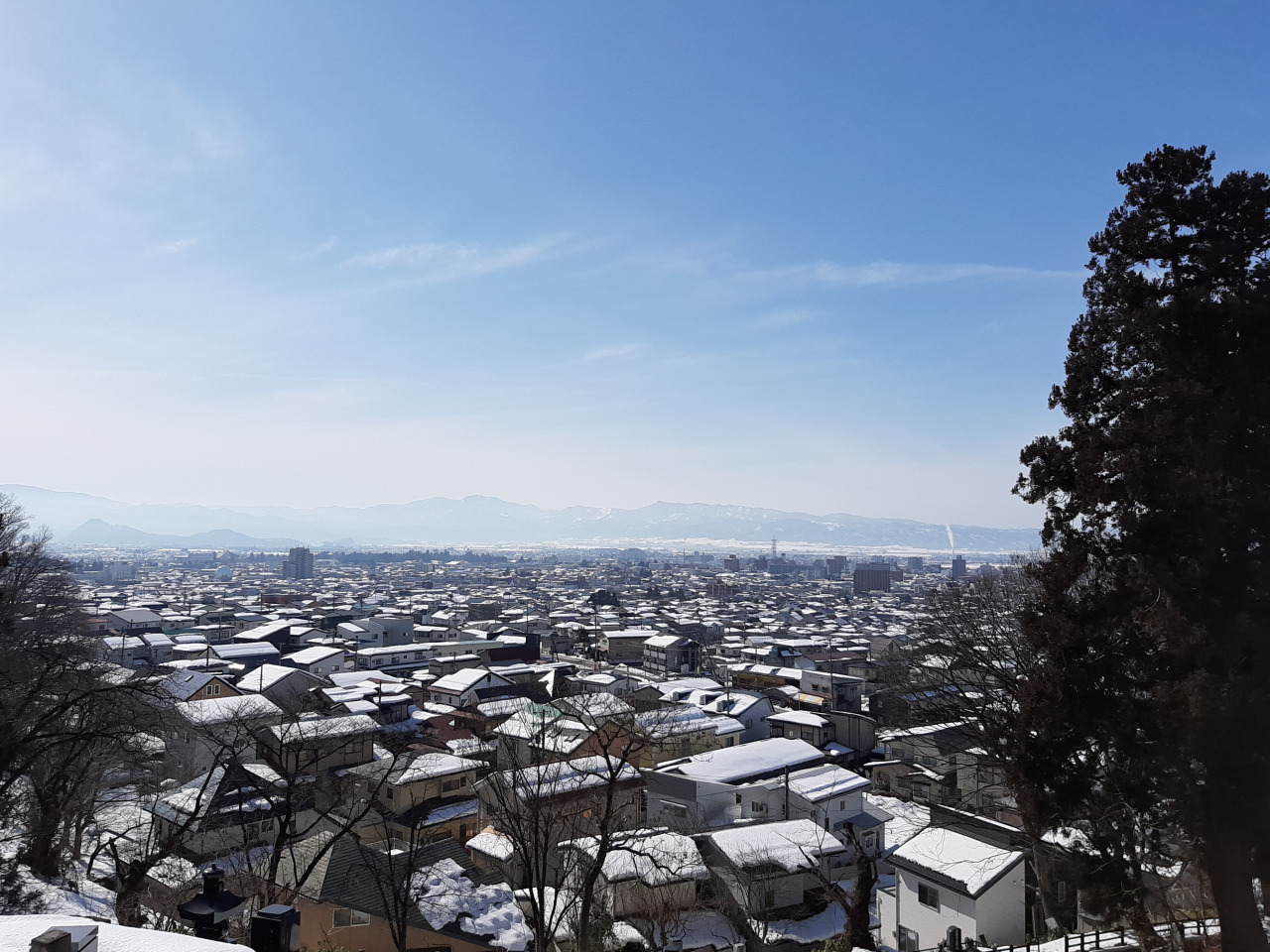 雪の会津若松市街地