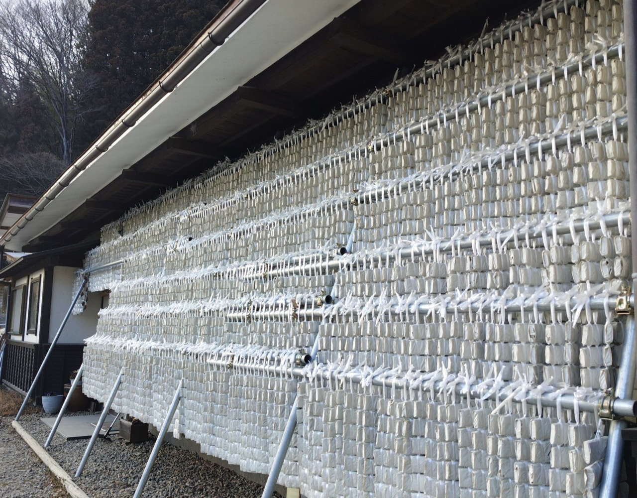 軒先で凍み餅を凍結・乾燥させる様子