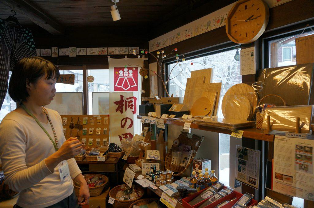 桐工芸の職人さんは桐の振興のためにも大切な存在