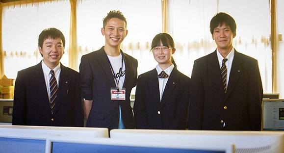 プログラミングを教えている小高商業高校の生徒と