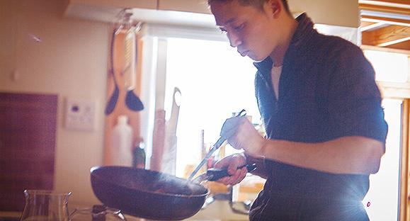 自宅で料理する森山さん。食には人一倍こだわりがある