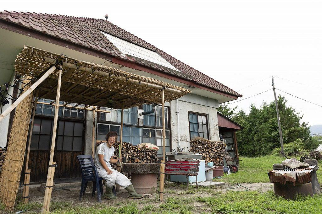 自宅の前で一服中