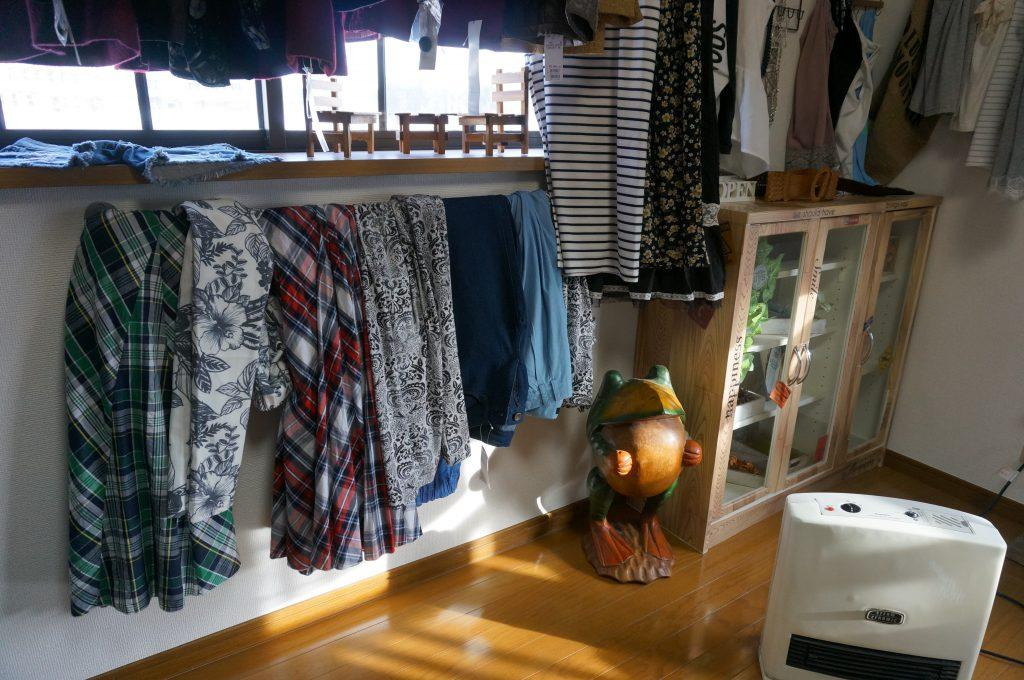 服飾店には東京で選んだファッションアイテムが並ぶ