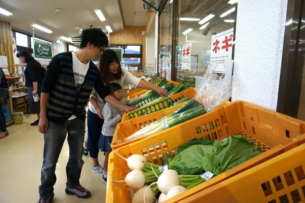 市内の直売所には新鮮な野菜が並ぶ