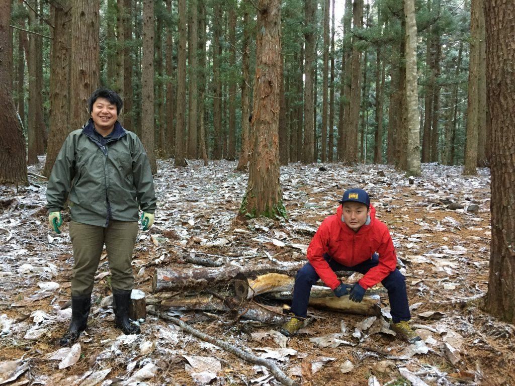 森で働く仲間と