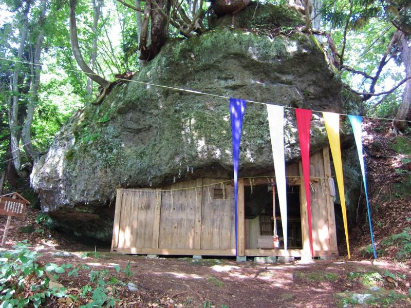 巨大な岩で有名な三石神社