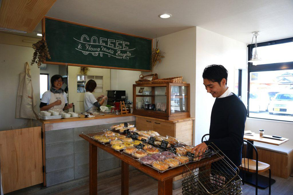 ベーグルを囲んだスタッフとの和やかなミーティングの様子