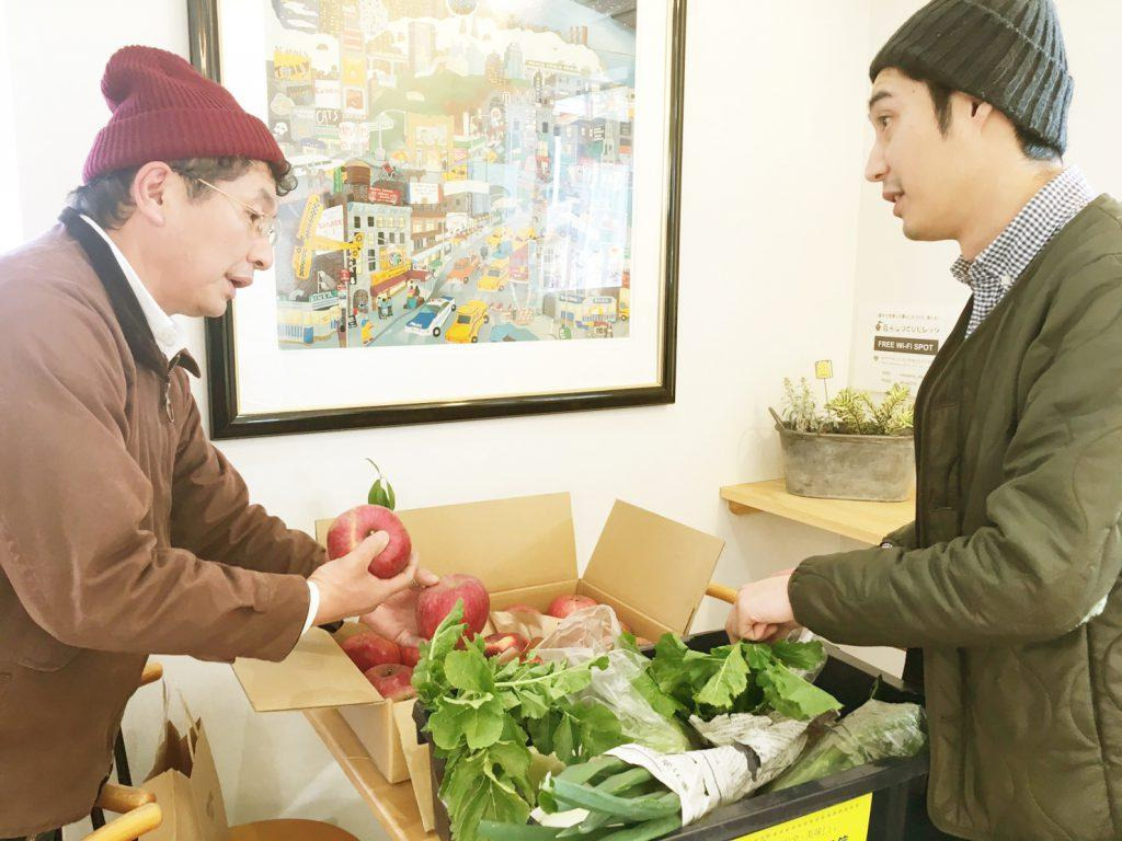 マルシェを訪ねる田中さん