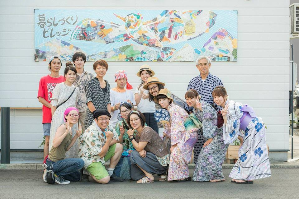 手作りの看板の前での一コマ