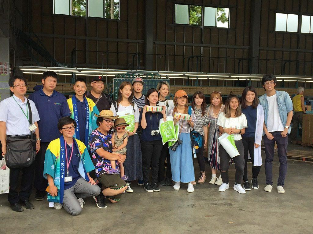 復興庁の風評払拭事業で福島県内を訪れていた台湾人ジャーナリストたちのアテンド時の集合写真。徐さんは猪苗代町のJAでトマトの選果場での通訳を務めた。（写真提供：徐さん）