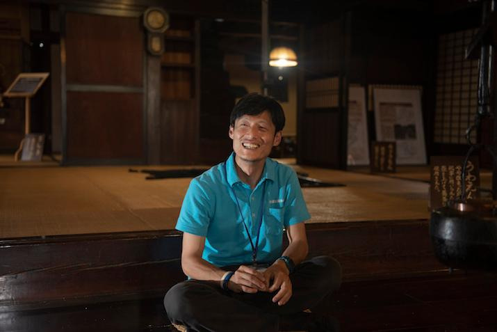 江井翼さん。豆腐店を営むかたわら、前沢曲家資料館で案内役をつとめる