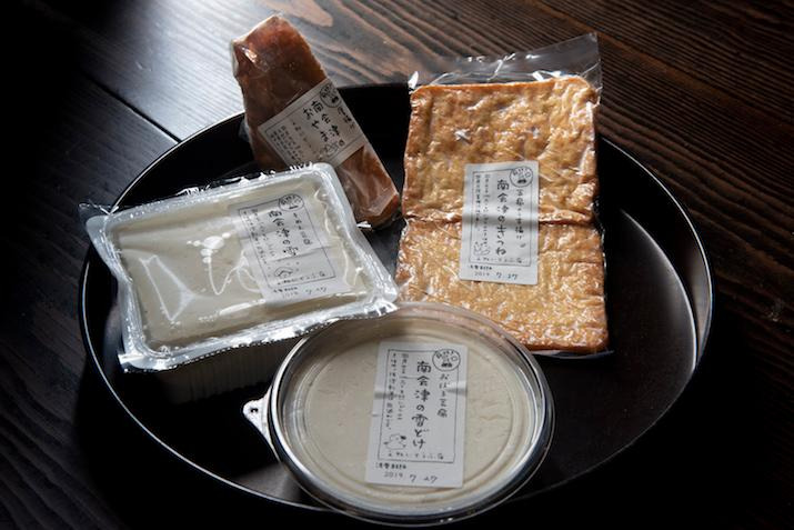 豆腐だけでなく素揚げや厚揚げなども製造。毎日のように地域を回り、配達している