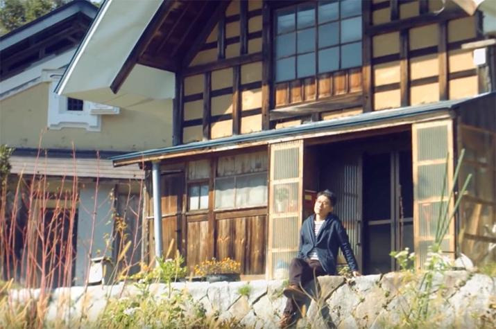 築360年の古民家が自宅。「幼い頃ここから見ていた風景が自分の原点」と語る