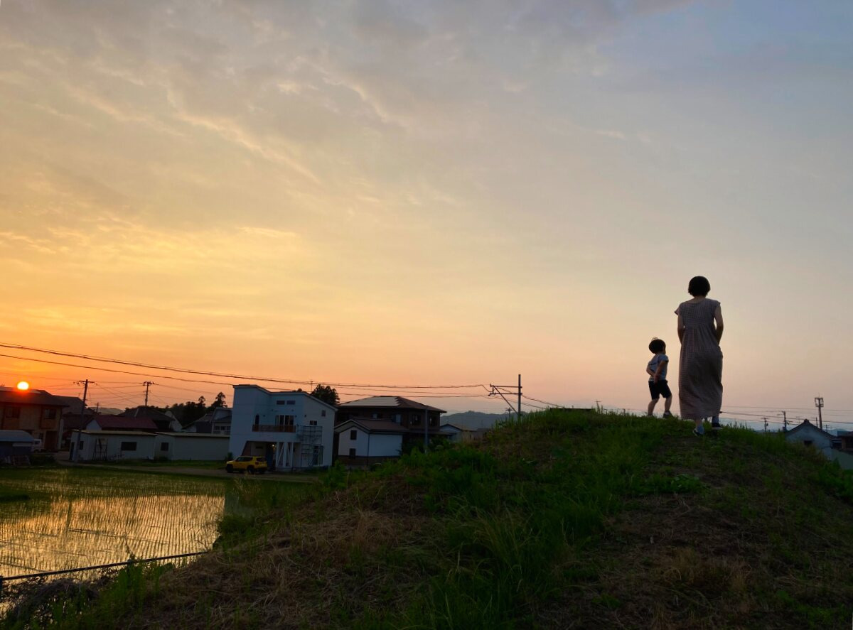 夕焼けの会津坂下町を家族で散歩する一コマ