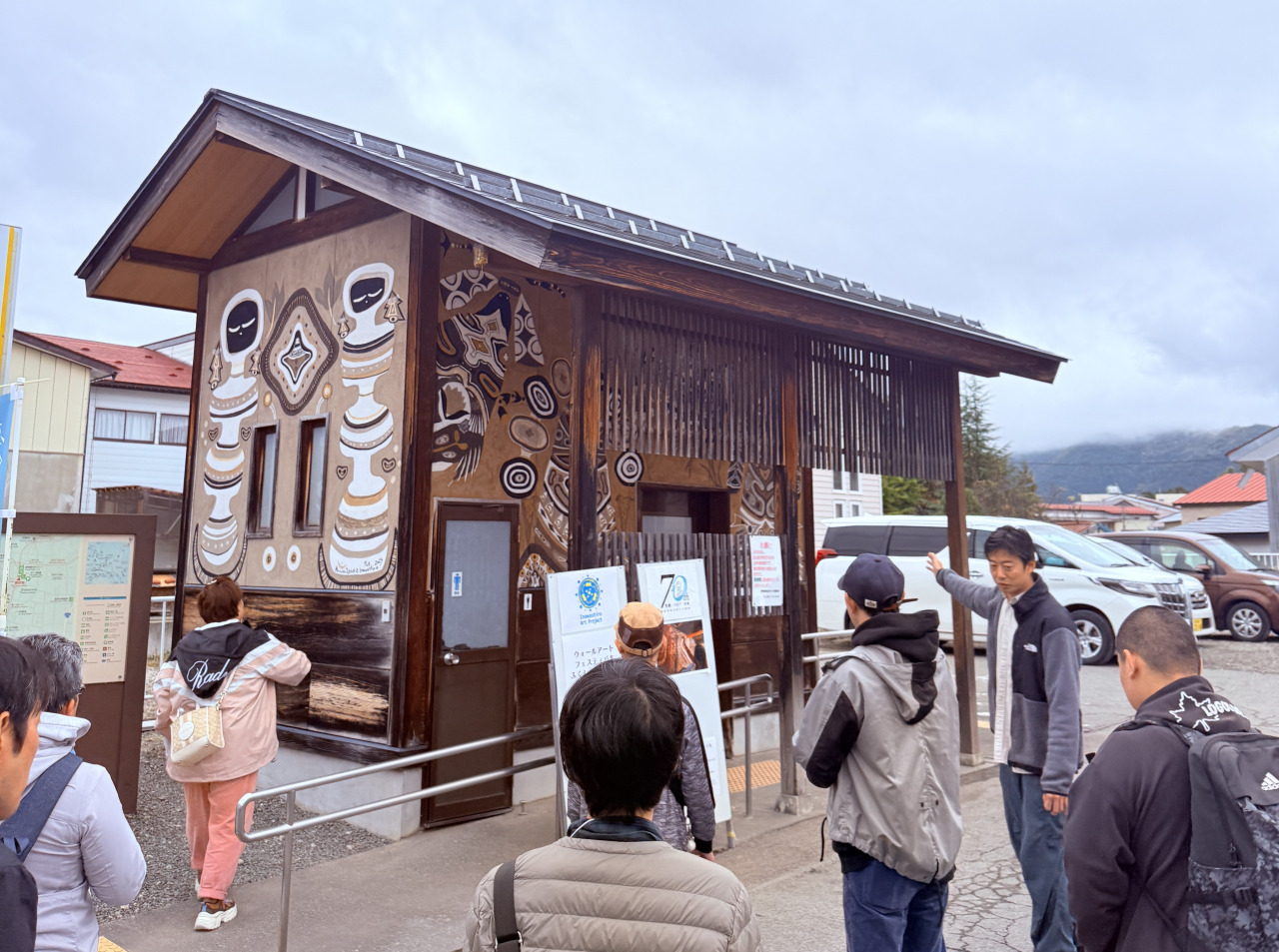 サポーターが移住体験ツアーで猪苗代町を紹介