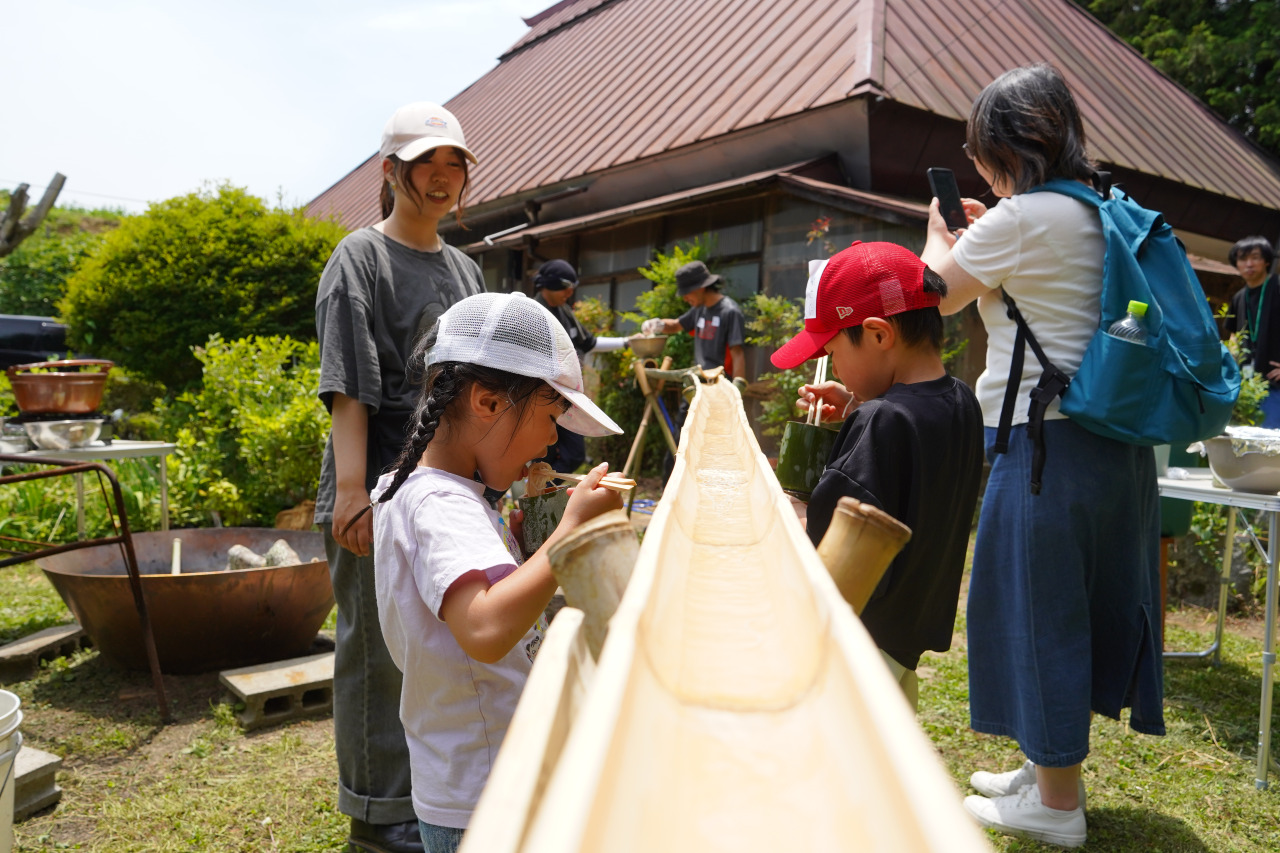 皆で組み立てた竹の流しそうめん台と、自分たちで切り出した竹の器で流しそうめん