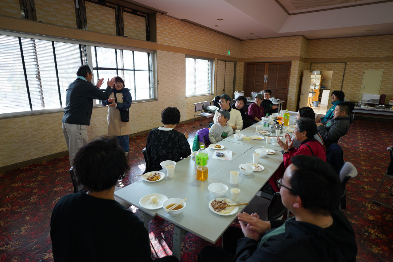 さい餅を食べながらおしゃべり。餅つきの手あそび唄を教えてくれた参加者も