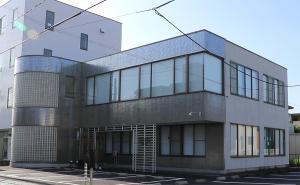 2階建ての灰色の建物のco-ba koriyama外観の写真