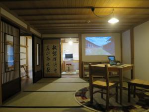 掛け軸やプロジェクタースクリーンが設置されている和室を写したワーク・ラボ早戸本村内観の写真