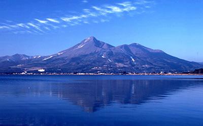 青い空と磐梯山の手前に青青とした猪苗代湖が広がる美しい景観の写真