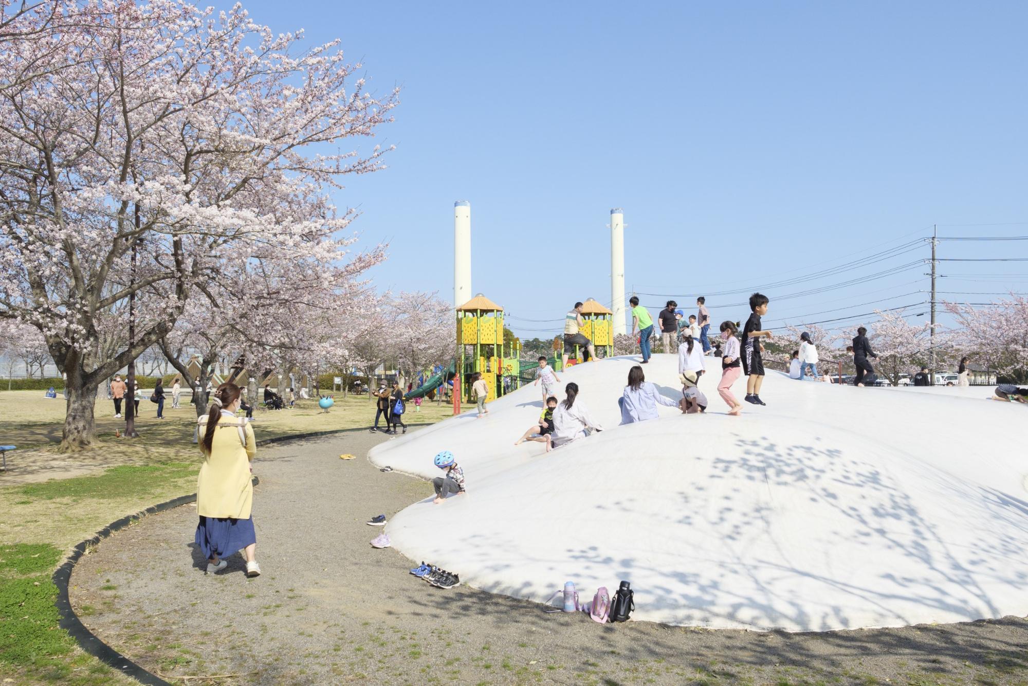 福島県広野町の大型公園「広野町二ツ沼総合公園」で楽しむ子どもたち
